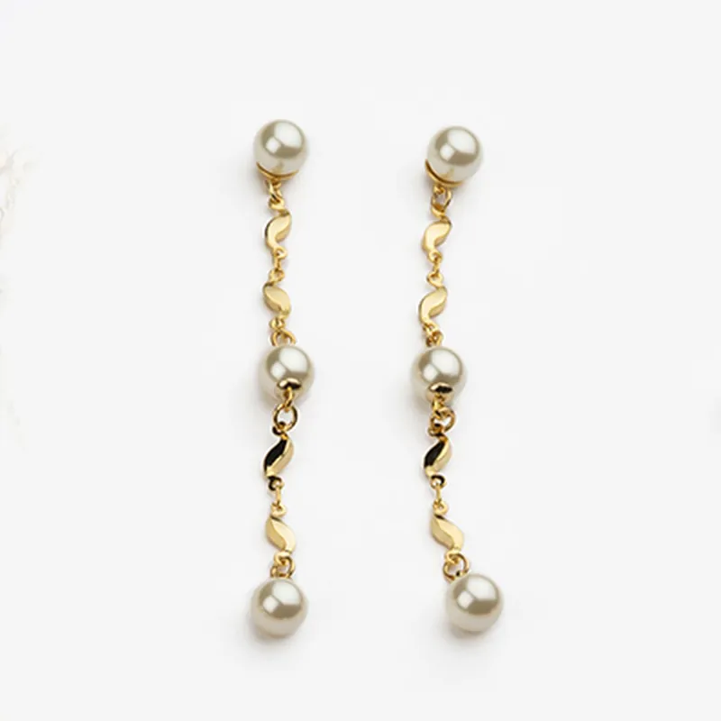 Orecchini Con Top Perla Con Catenina Fantasia In Metallo Dorato Intervallata Da Perle Crema Da 6 E 8mm Offerta Speciale