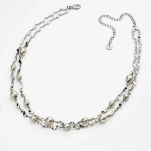 Collana A Due Giri Di Catenina Fantasia In Brass Rodiato Intervallata Da Perle Crema In Due Misure 6mm E 8mm - Chiusura Originale